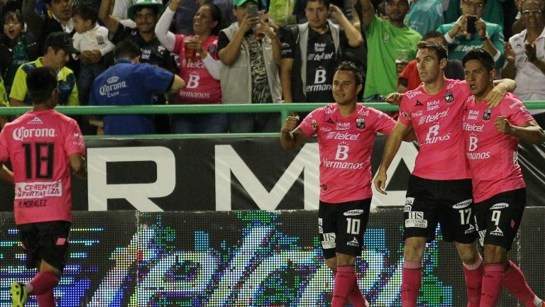 Los jugadores de León celebran un gol frente a Morelia