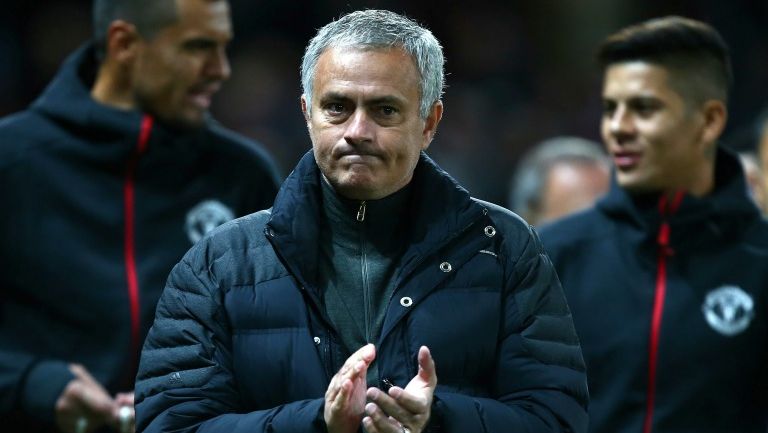 Mourinho aplaude una acción de su equipo