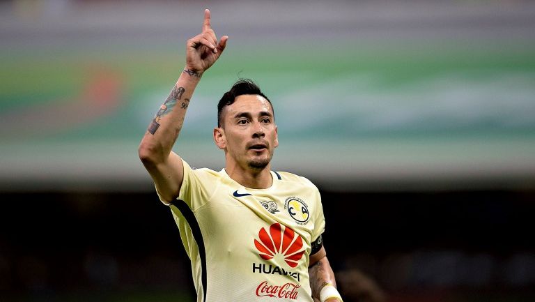 Rubens Sambueza festeja un gol con América