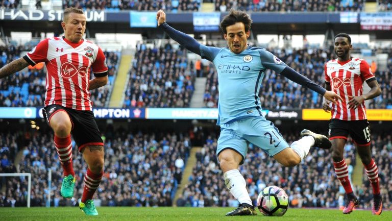 Silva intenta un disparo contra Southampton en Etihad