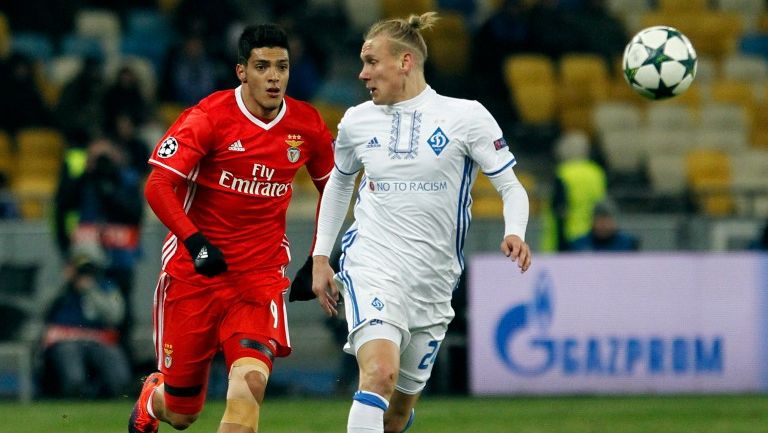 Raúl Jiménez durante un juego de Champions League