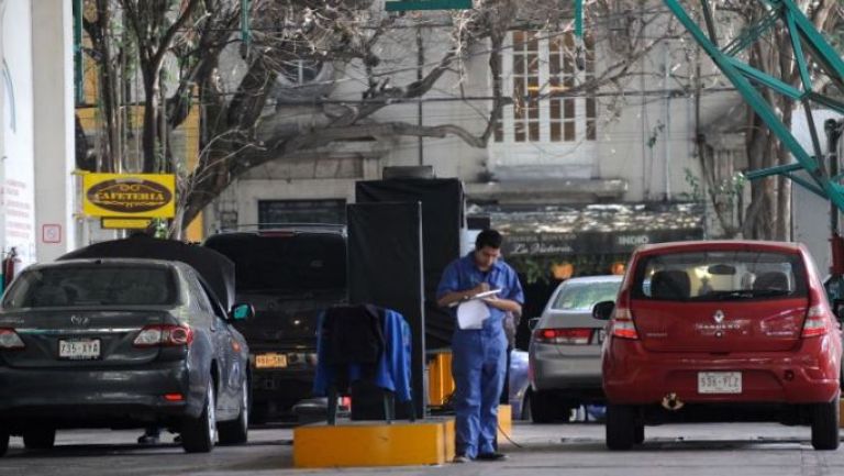 Algunos carros en un verificentro de la CDMX