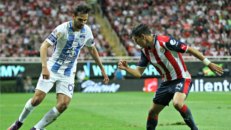 Raúl López conduce el balón en el partido contra Chivas