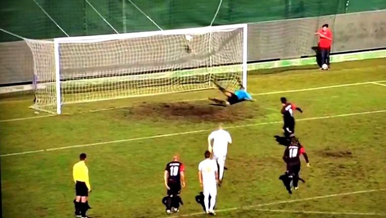 El árbitro no marca el gol a pesar de que el balón entró al arco