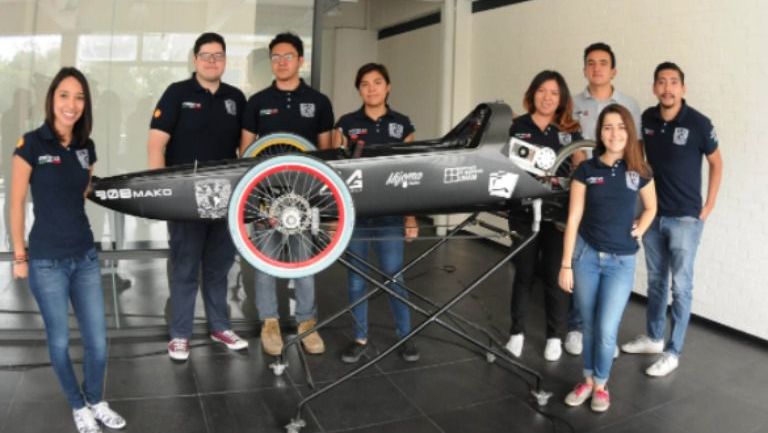 El auto eléctrico de la UNAM junto a los estudiantes