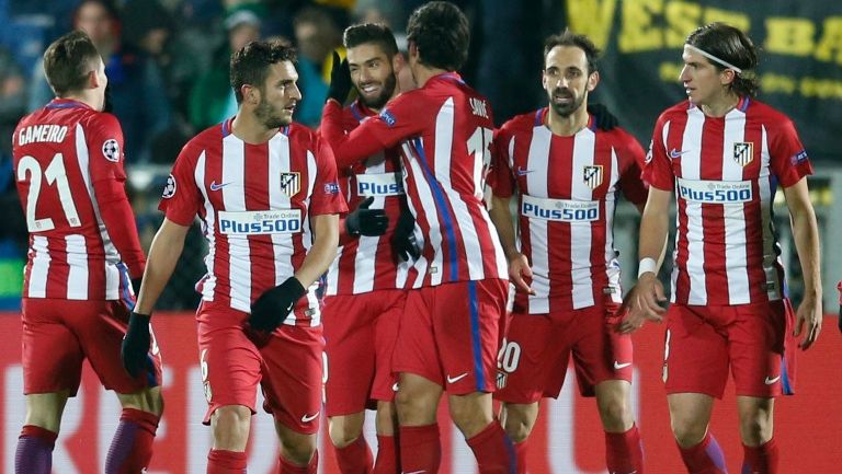 Jugadores del Atlético festejan un tanto en Champions League 