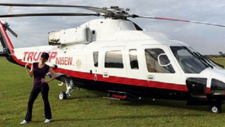 Thalía posa junto a un  helicóptero de Donal Trump en 2014