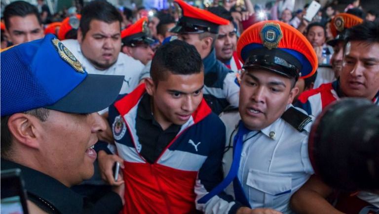 Orbelín Pineda es custodiado por elementos de policías en el AICM