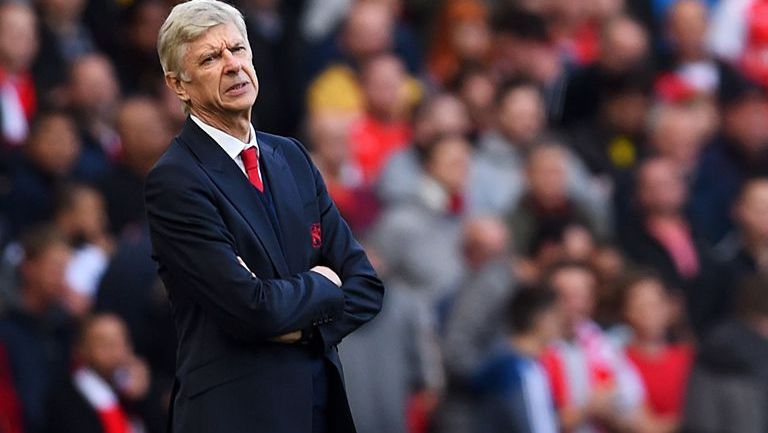 Arsene Wenger se lamenta en un juego del Arsenal
