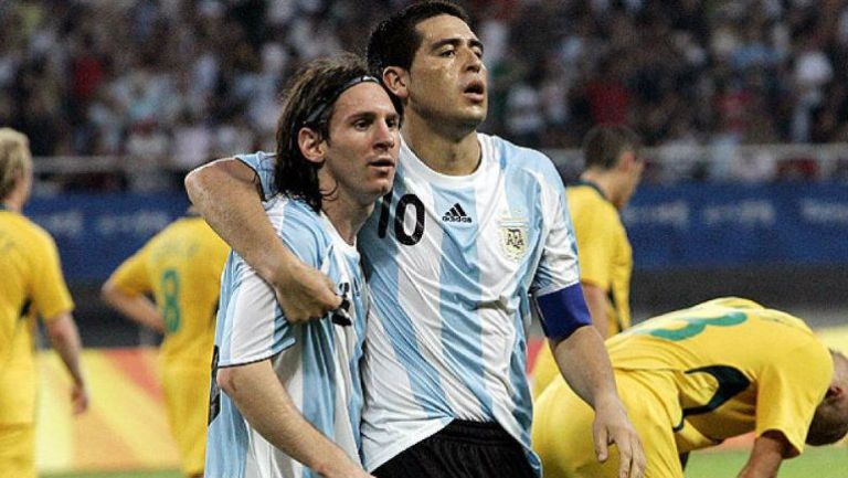 Lionel Messi y Juan Román Riquelme con la albiceleste