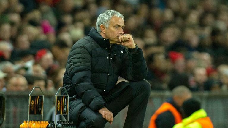 José Mourinho, pensativo durante un juego del Manchester United