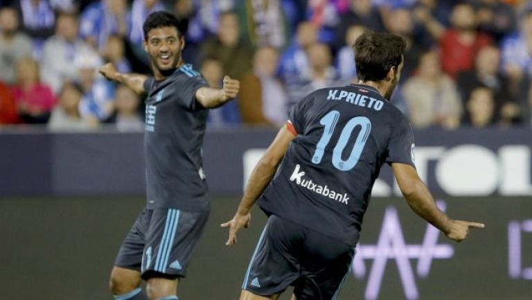 Vela celebra junto a Xabi Prieto el segundo tanto de la Real