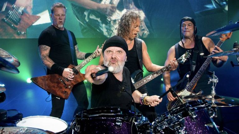 Los integrantes de Metallica posan para la foto durante un concierto