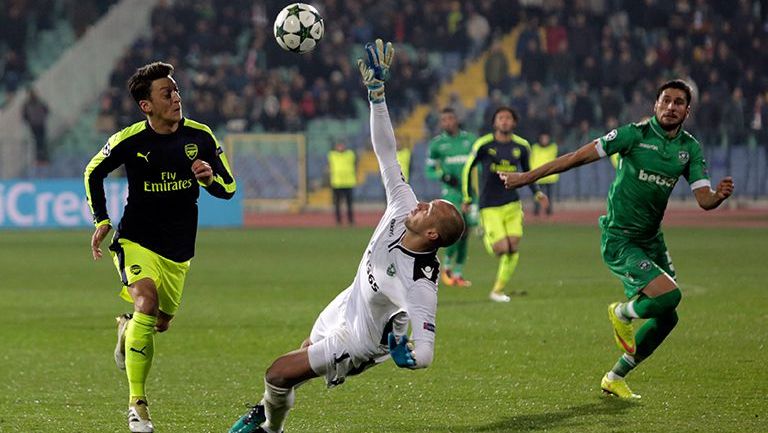 Mesut Özil levanta el balón ante la salida de Borjan 