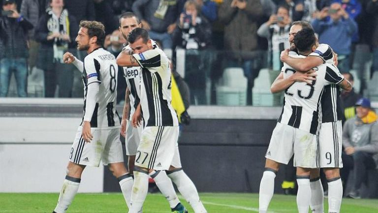 Jugadores de Juventus festejan el empate