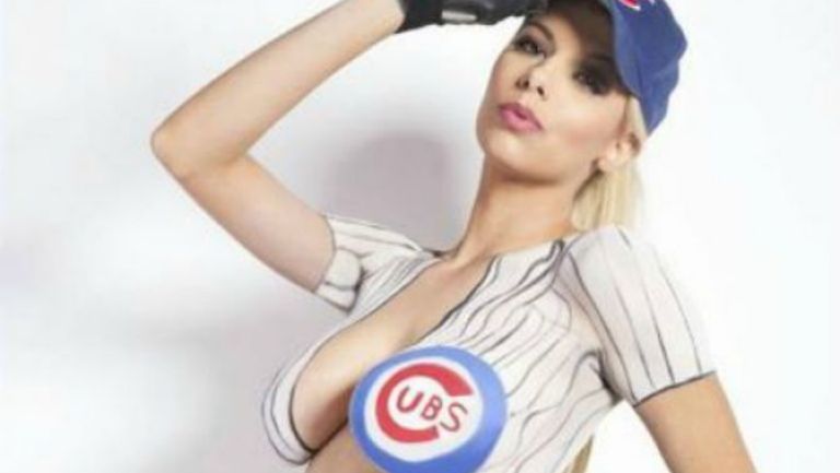 Ashley Salazar muestra su apoyo a los Cubs con body paint