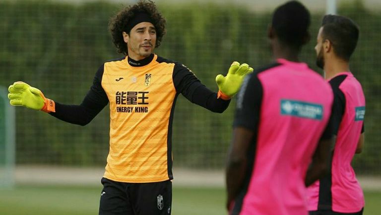 Memo Ochoa en un entrenamiento con el Granada