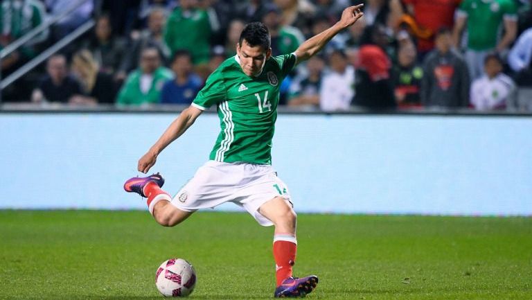 Hirving Lozano golpea el balón en el juego amistoso México vs Panamá