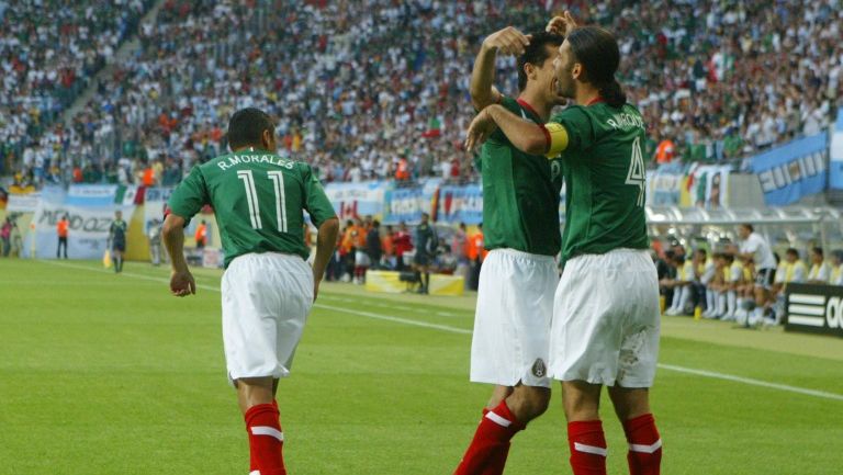 Rafael Márquez celebra con Jared Borgetti su gol frente a Argentina en 2006