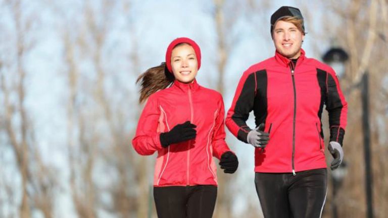 Corredores hacen ejercicio durante invierno