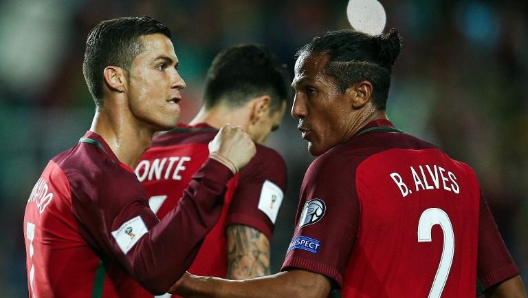 CR7 festeja junto a Bruno Alves uno de sus goles contra Letonia