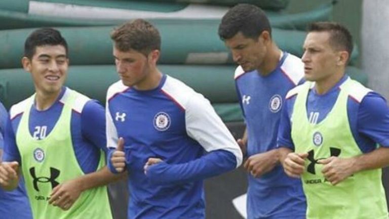 Santiago y Chrisitan Giménez trotan en un entrenamiento de Cruz Azul