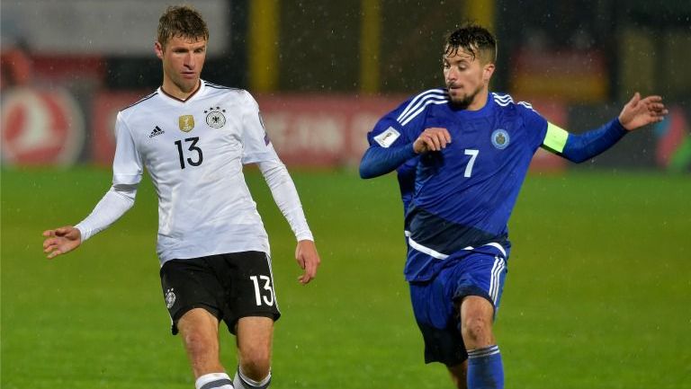 Thomas Müller enfrentándose a un jugador de San Marino