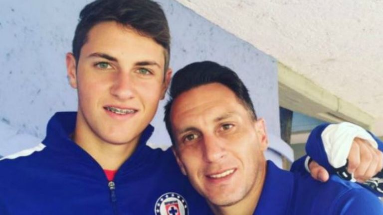 Santiago Giménez y Christian Giménez posan para la foto