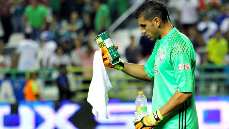 Nahuel Guzmán durante el partido contra León