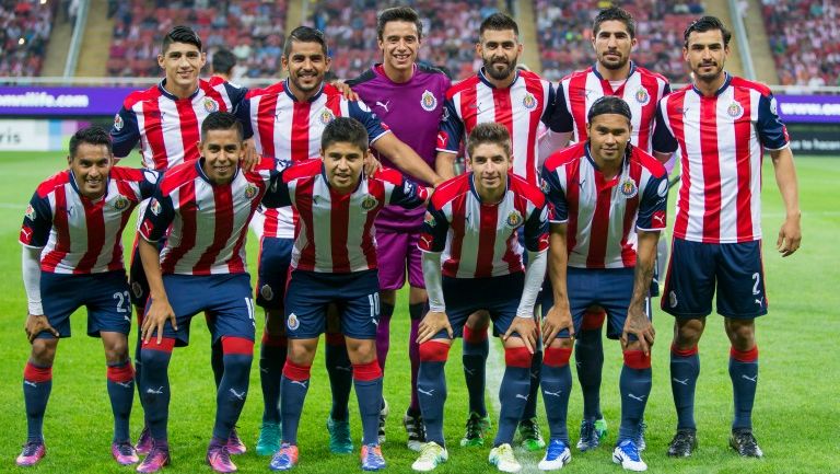 Jugadores de Chivas posan antes de un partido