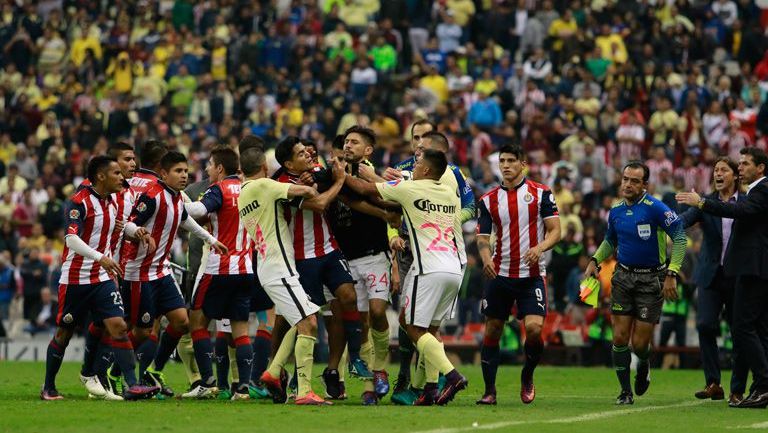 Jugadores de América y Chivas se enfrentan en Copa MX