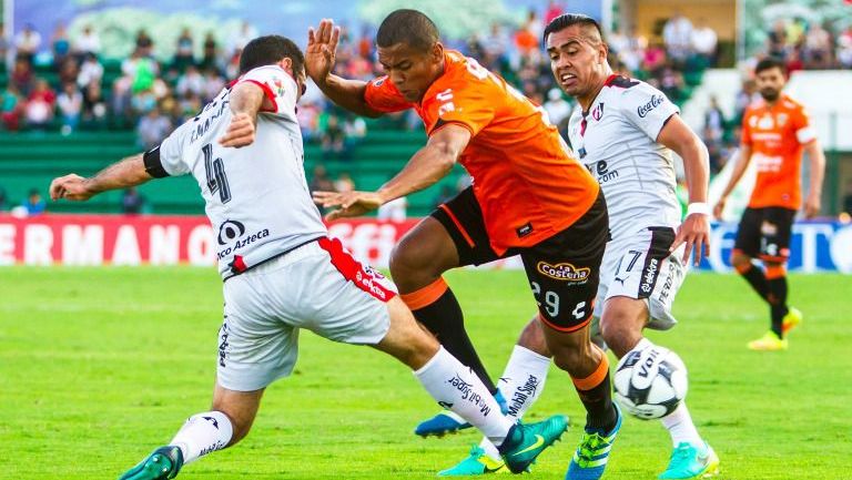 Vanderley Dias disputa un balón en el juego Chiapas vs Atlas