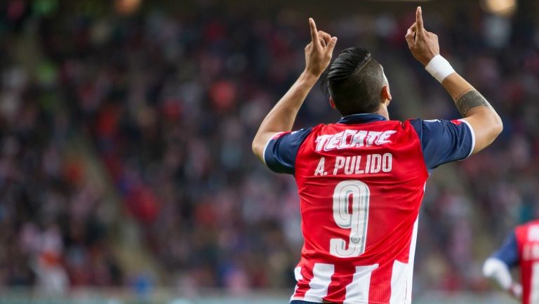 Alan Pulido celebra su gol de tiro libre frente a Necaxa