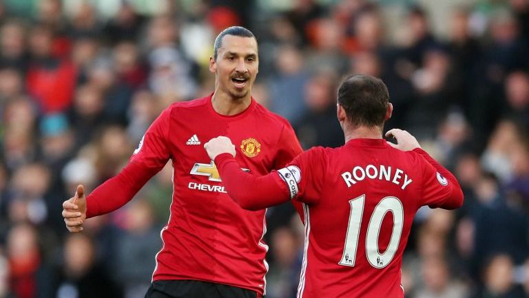 Ibrahimovic festeja un gol con Wayne Rooney en un partido del Man Utd