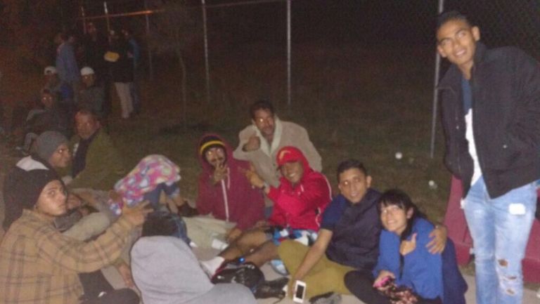 Aficionados acampan en las afueras del Estadio Chivas