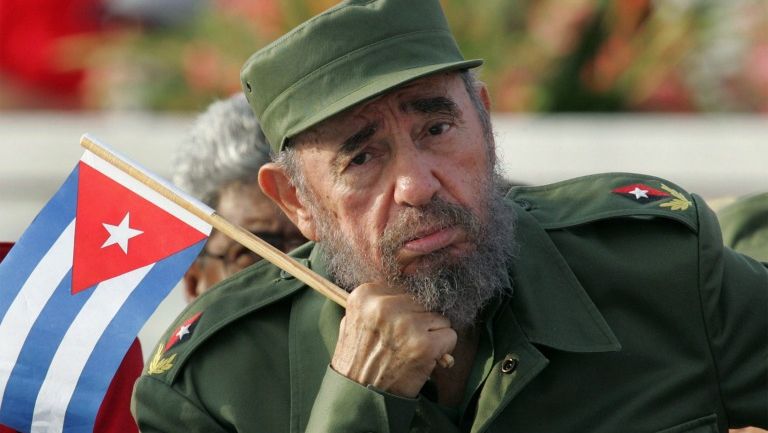 Castro sostiene una bandera cubana