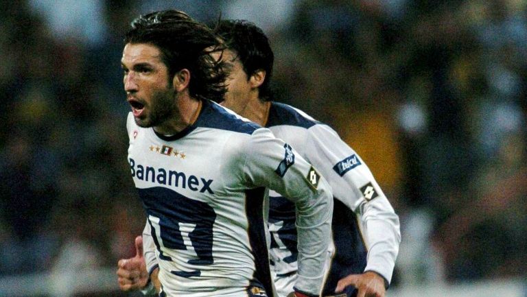 Francisco Fonseca festeja un gol con Pumas en 2004