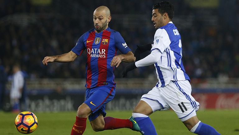 Carlos Vela encara a Mascherano este domingo