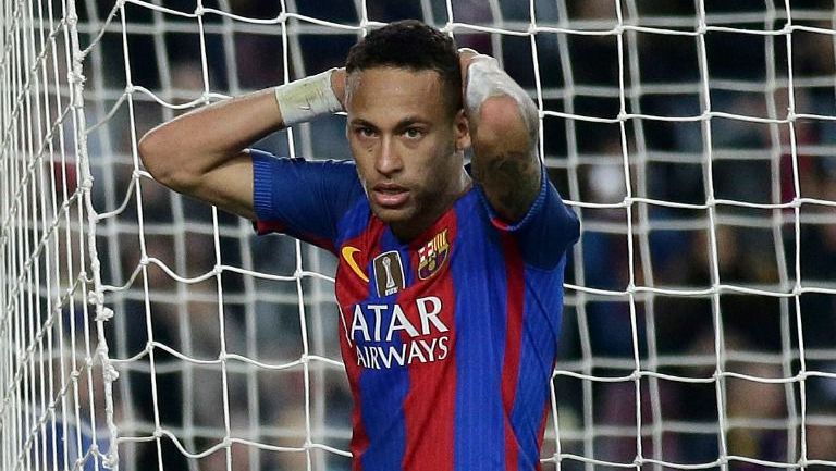 Neymar se lamenta durante un juego con el Barcelona