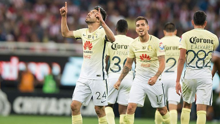 Oribe Peralta celebra el gol que lleva a Semis a América