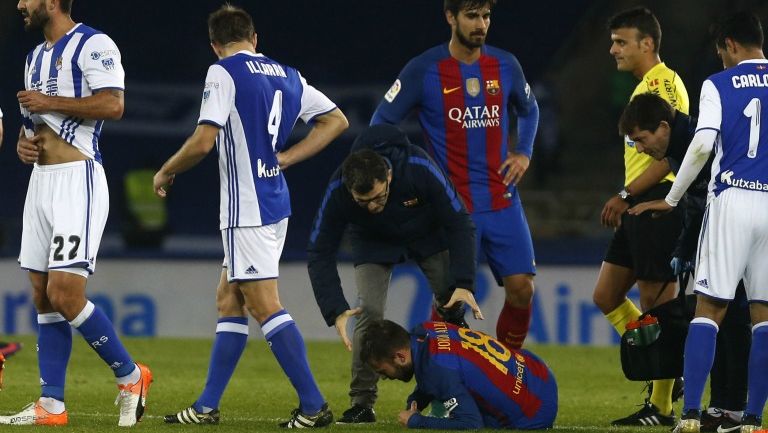 Alba recibe atención médica en el partido contra la Real Sociedad