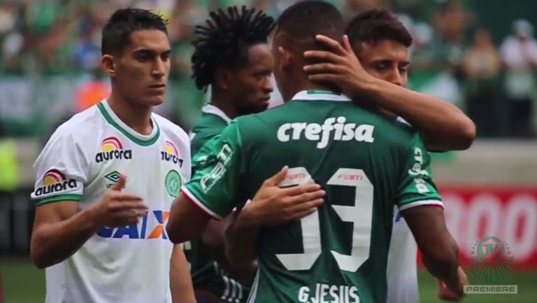 Jugadores de Palmeiras y Chapocoense se abrazan