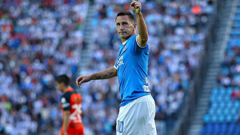 Chaco celebra un gol con la afición de Cruz Azul