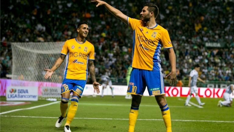 Gignac y Sosa celebran el tanto de la victoria