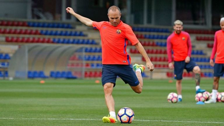 Iniesta golpea el balón durante un entrenamiento con el Barcelona