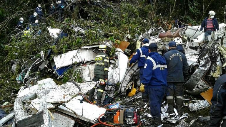 Equipos de rescate trabajan en el sitio donde se estrelló el avión del Chapecoense