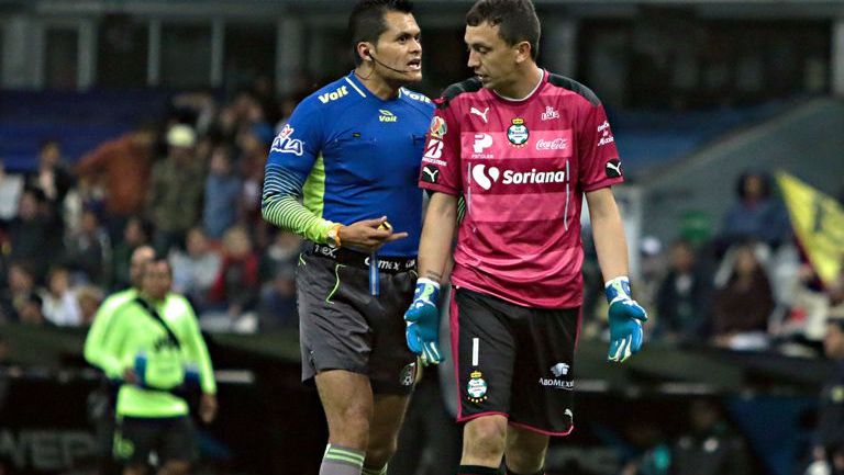 Marchesin habla con el árbitro en partido contra América