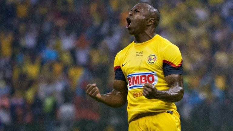 Benítez celebra un gol con el América