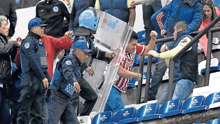 Aficionados de América y Chivas, en pelea en el Azteca