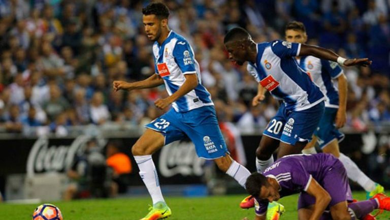 Diego Reyes pelea un balón durante un juego del Espanyol